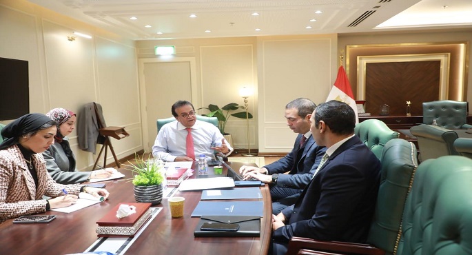 بالصور.. وزير الصحة يبحث مع ممثلي صندوق مصر السيادي فرص الاستثمار