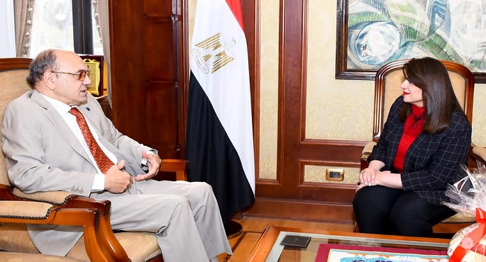 بالصور.. وزيرة الهجرة تستقبل المدير الإقليمي ووكيل مبيعات شركة طيران “Tarum” الرومانية في مصر