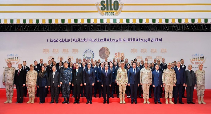 صورة تذكارية للرئيس السيسي مع كبار المسؤولين والعاملين في شركة “سايلو فودز”
