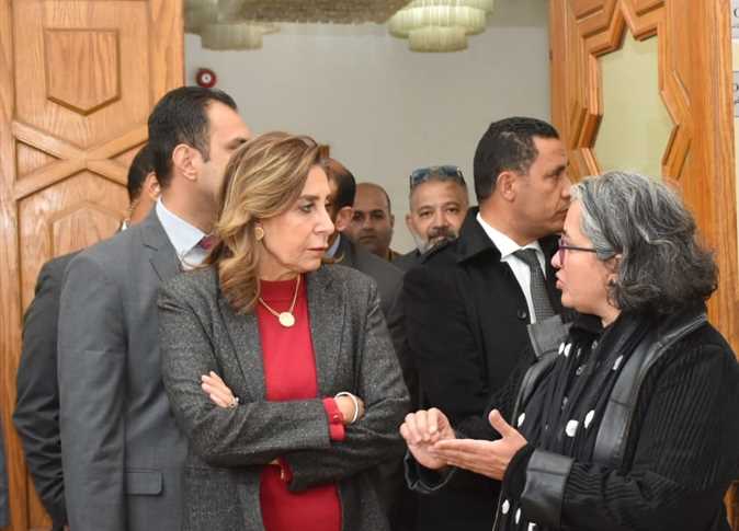 وزيرة الثقافة توجه بوضع خطة لتسويق إصدارات المركز القومي للترجمة