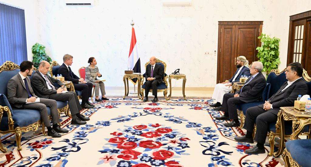 رئيس “القيادة اليمني” والمبعوث الأممي يبحثان مستجدات الأوضاع وجهود إحياء السلام
