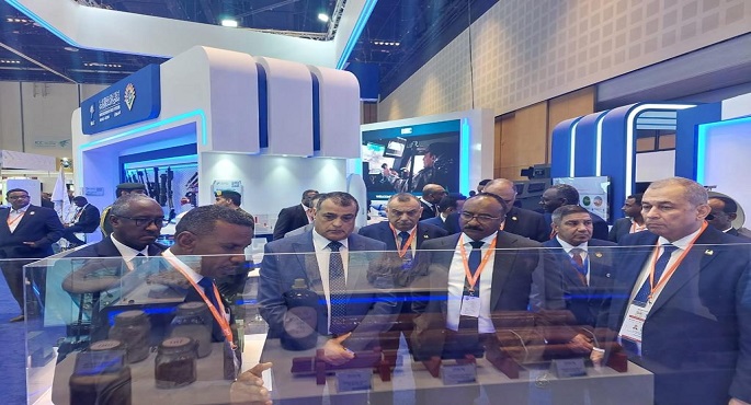 وزير الدولة للإنتاج الحربي يلتقي وزير الدفاع السوداني على هامش اليوم الثاني من معرض (IDEX 2023)