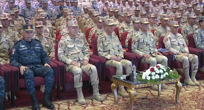 بالفيديو والصور.. وزير الدفاع يلتقي عددا من القادة والضباط المعينيين لتولي الوظائف القيادية
