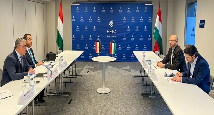 بالصور.. رئيس اقتصادية قناة السويس يطرح فرص الاستثمار على المستثمرين بالمجر