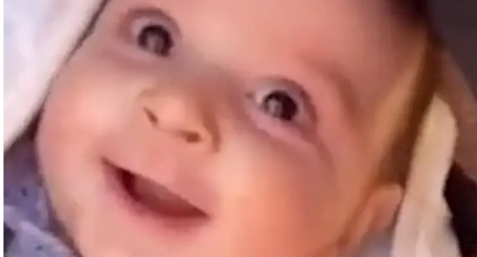خطف القلوب.. رضيع يخرج ضاحكا بعد 120 ساعة تحت الأنقاض !!