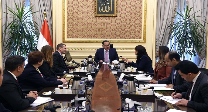 بالصور.. رئيس الوزراء يلتقي نائب رئيس البنك الأوروبي لإعادة الإعمار والتنمية والوفد المرافق له