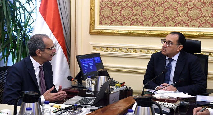بالصور.. رئيس الوزراء يتابع مع وزير الاتصالات عددا من المشروعات التي تنفذها الوزارة
