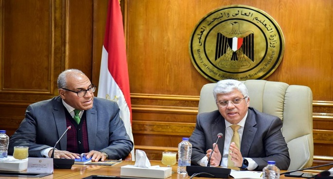 بالصور.. وزير التعليم العالي ورئيس الهيئة العربية للتصنيع يناقشان آليات تصنيع أول سيارة كهربائية مصرية