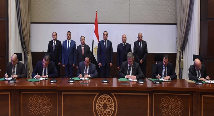 بالصور.. التوقيع على٣ اتفاقيات إطارية لتصنيع السيارات بين الحكومة وعدد من شركات السيارات المحلية والعالمية