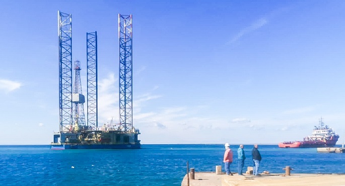 بالصور .. ميناء الطور يستقبل أول حفار بترول لأعمال صيانة دورية