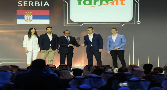 بالفيديو .. الرئيس السيسي يسلم الجائزة العالمية لأفضل التطبيقات الحكومية فى دبي