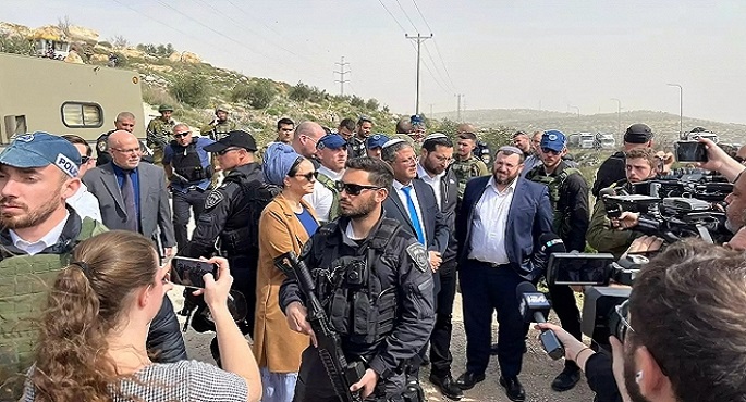 مُستوطنون إسرائيليون يعودون إلى بؤرة مُخلاة في “نابلس” .. واندلاع اشتباكات مع قوات الاحتلال