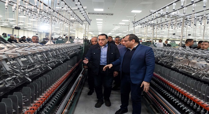 مدبولي يؤكد أهمية الالتزام بالتوقيتات المحددة للانتهاء من أعمال مصانع “القابضة للغزل والنسيج”