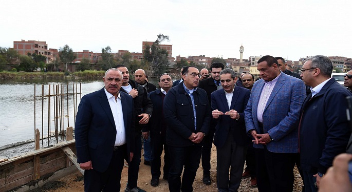 رئيس الوزراء يختتم زيارته للمحلة الكبرى بتفقد أعمال الرصف والتطوير الجارية بالكورنيش
