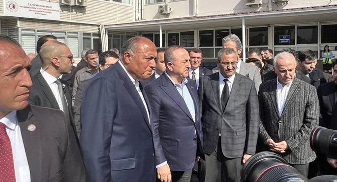 بالصور .. شكري ونظيره التركي يتسلمان شحنة المساعدات المصرية السادسة بميناء مرسين