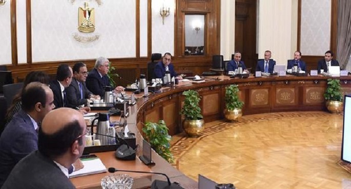 بالصور.. رئيس الوزراء يعقد اجتماعاً لاستعراض مشروع “تصنيع سيارة كهربائية مصرية”