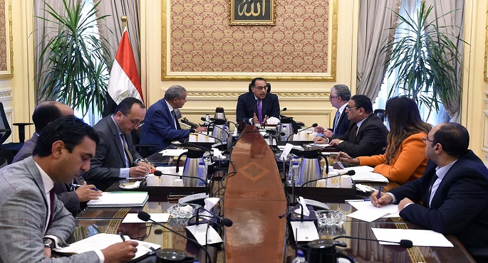 رئيس الوزراء يتابع إجراءات إنشاء منطقة حرة لوجيستية لتخزين القمح والزيوت