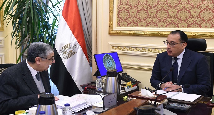 مدبولي يتابع مع وزير الكهرباء سبل جذب المزيد من الاستثمارات فى قطاع الطاقة الجديدة والمتجددة