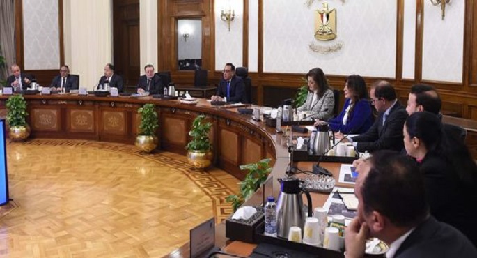 بالصور.. رئيس مجلس الوزراء يعقد اجتماعاً  لمتابعة خطة الطروحات قبل الاعلان عنها