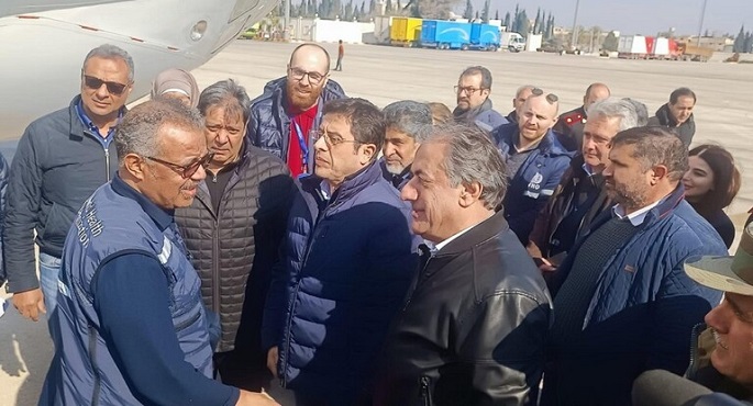 على متن طائرة محملة بمواد طبية.. مدير “الصحة العالمية” يصل إلى مطار حلب