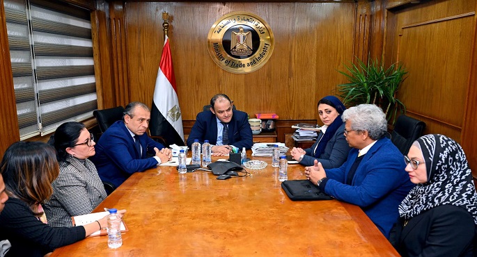 وزير التجارة يبحث مع وفد إحدى كبرى الشركات الماليزية الاستثمار في إنتاج زيت النخيل