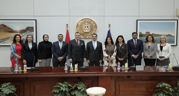 وزير السياحة والآثار يستقبل وفدًا من غرفة التجارة الأمريكية بالبحرين