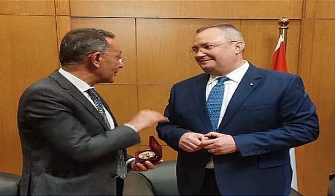 بالصور.. رئيس وزراء رومانيا والوفد المرافق له يزور المتحف القومي للحضارة المصرية