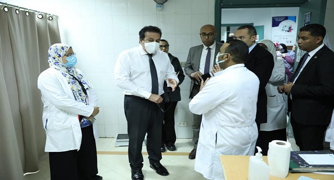 بالصور.. وزير الصحة يراجع انتظام العاملين بالإدارة الصحية بالشيخ زايد ووحدة صحة الحصري