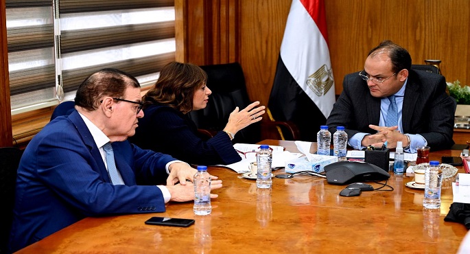وزير التجارة والصناعة يبحث مع رؤساء المجالس التصديرية للغزل والنسيج سبل زيادة معدلات التصدير
