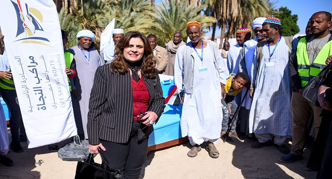 بالصور.. وزيرة الهجرة تسلم 24 مركب صيد إلى صغار الصيادين في دراو بأسوان