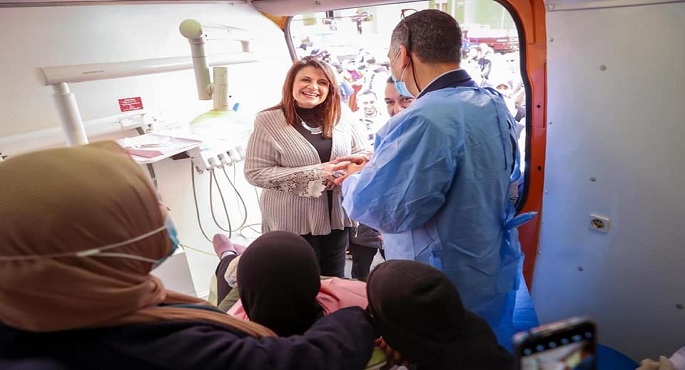 وزيرة الهجرة تتفقد قافلة طبية لأهالي الاسمرات بمشاركة خبير مصري عالمي في طب الاسنان
