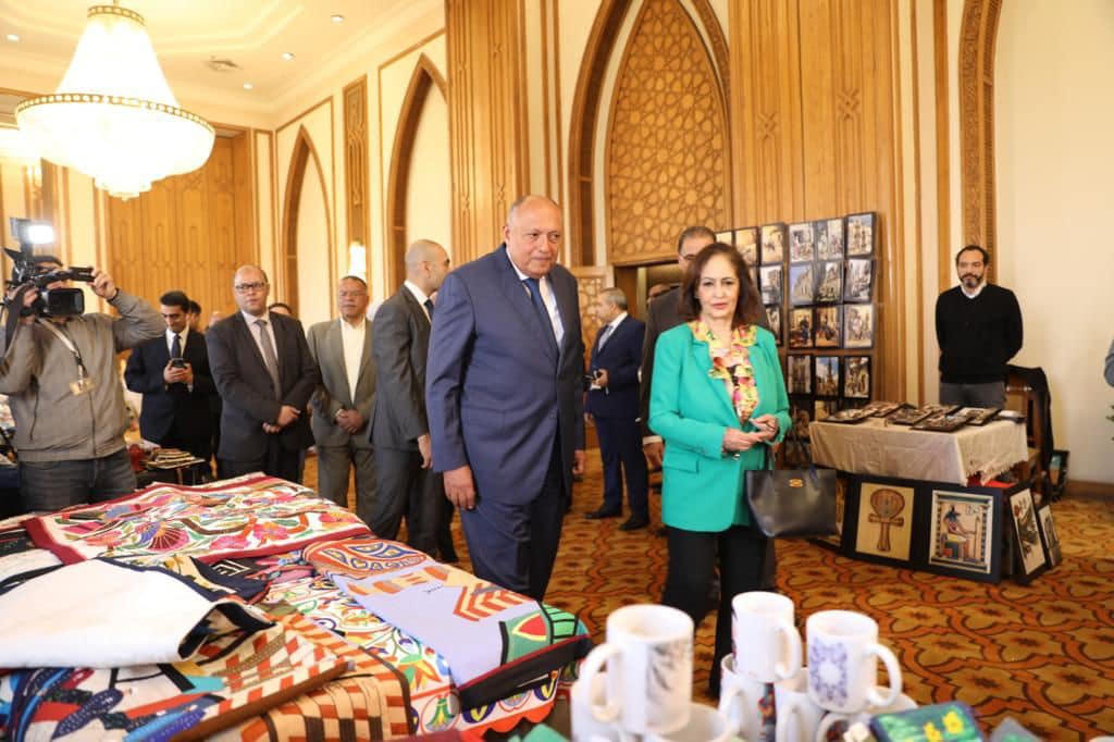 بالصور..وزير الخارجية يفتتح المعرض العاشر للمنتجات المصرية والتراثية “اشترى مصري”