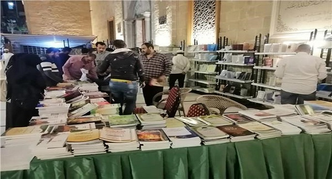 إقبال كثيف من الطلاب الوافدين على إصدارات الأوقاف بمعرض الكتاب بالحسين