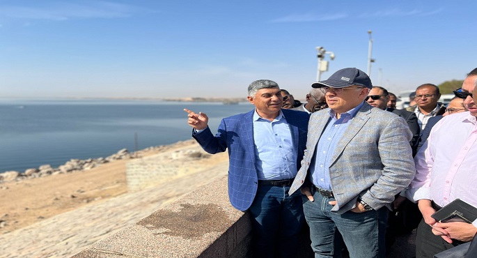 بالصور .. وزير الري يتفقد منشآت السد العالي ومحطه كهرباء السد العالي