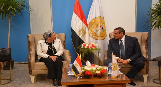 بالصور .. وزيرا التنمية المحلية والبيئة يفتتحان جناح “أيادي مصر” بمعرض القاهرة الدولي بمدينة مصر