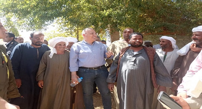 بالصور .. وزير الري يتفقد منطقتي وادي النقرة ونصر النوبة بأسوان للاطمئنان على منظومة الري