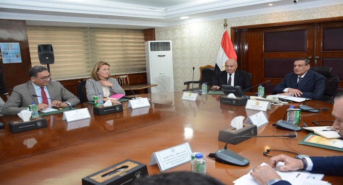 بالصور .. وزير التنمية المحلية يبحث مع وفد البنك الدولي ملف التنمية الاقتصادية بصعيد مصر