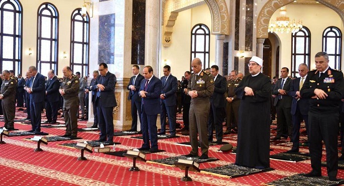 بالصور.. الرئيس السيسي يؤدي صلاة الجمعة بمسجد  المشير ويلتقي قادة القوات المسلحة