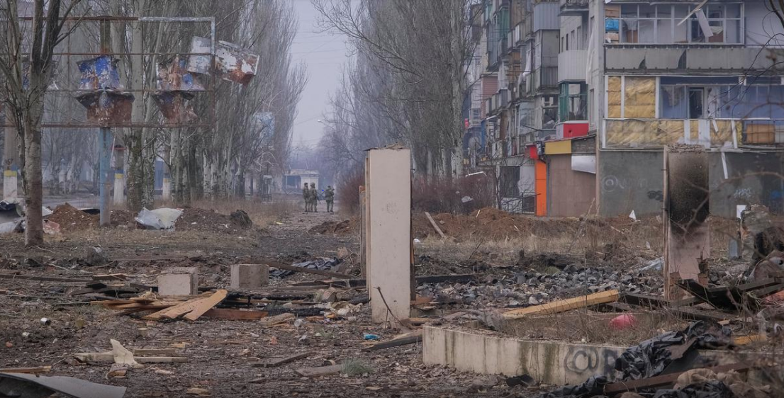 مقاتلو فاجنر يرفعون علمًا على نُصب تذكاري شرقي باخموت.. وكييف تعلن زيارة قائد عسكري للمدينة