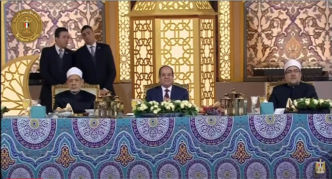 بالفيديو والصور .. السيسي على مائدة سحور بالعاصمة الجديدة : أشكر “الأيدي العفية” التي تبني وتعمل