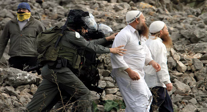 مستوطنون إسرائيليون يعتدون على مسن فلسطيني في نابلس