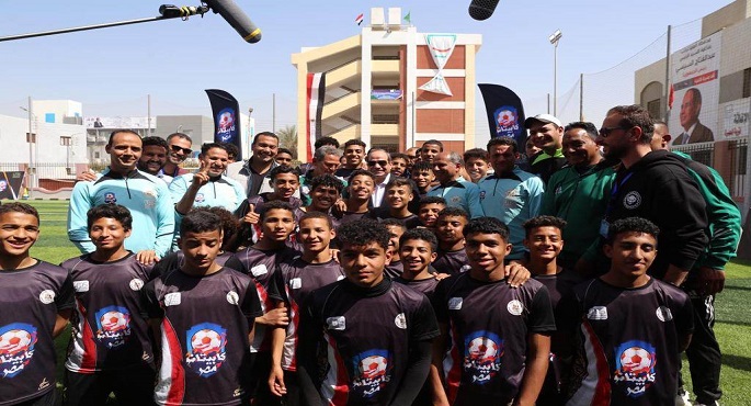 بالفيديو والصور.. السيسي يلتقي عددا من المشاركين في برنامج “كابيتانو مصر” خلال جولته ببالمنيا