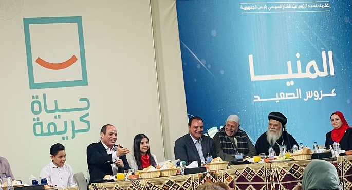بالفيديو والصور.. الرئيس السيسي يتناول الإفطار مع أهالي قرية “المعصرة” بالمنيا ويجري حوارا مفتوحا معهم