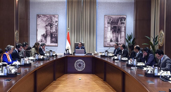 بالصور.. رئيس الوزراء يلتقي وفدا فرنسيا لشرح موقف الحكومة المصرية تجاه عدد من القضايا المهمة