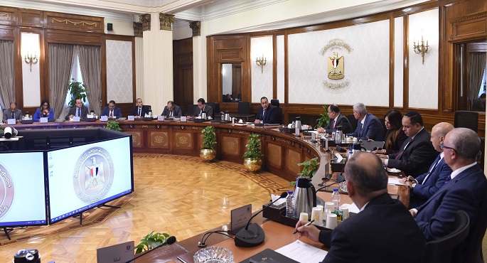 بالصور.. رئيس الوزراء يناقش سبل تيسير إجراءات تراخيص مصانع الأدوية والمستلزمات الطبية