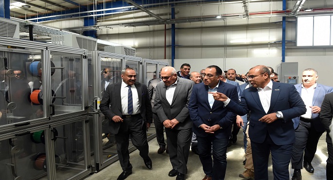 بالصور.. رئيس الوزراء يتفقد مصنع “بنية” لكابلات الألياف الضوئية المقام بالشراكة مع الهيئة العربية للتصنيع