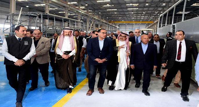 بالصور.. رئيس الوزراء يتفقد مصنع الشركة العربية للتجارة والتصنيع وخدمات النقل لتصنيع وتجميع الحافلات