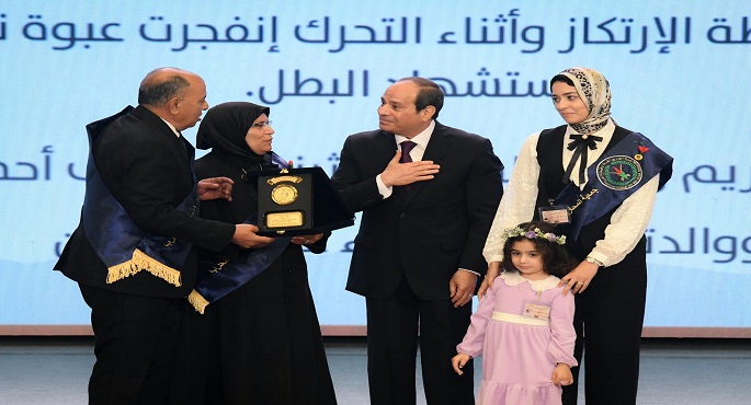 بالفيديو والصور.. الرئيس السيسي يكرّم أسر شهداء ومصابي العمليات من القوات المسلحة في “يوم الشهيد”