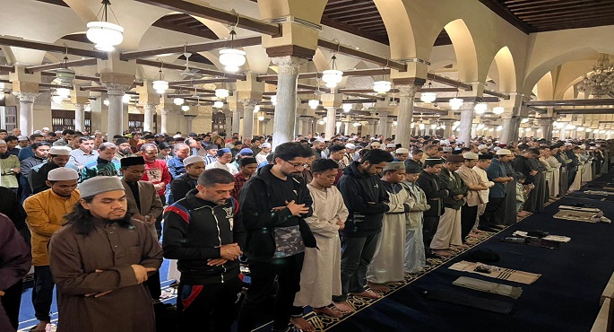 آلاف المصلين من مختلِف جنسيات العالم يؤدون العشاء والتراويح بالجامع الأزهر