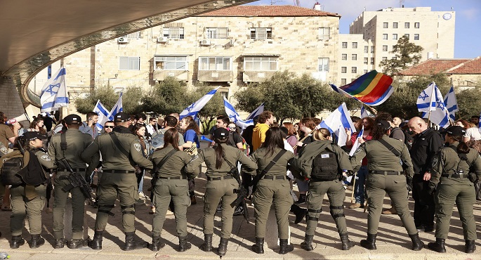 الرافضين للتعديلات القضائية يعلنون مواصلة الاحتجاجات .. واشتباكات بين الشرطة الإسرائيلية والمحتجين على تعليقها